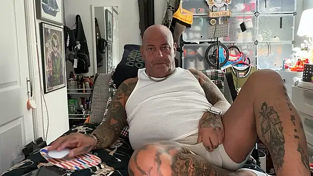 Snapshot of joeytatts66 chatting on 10-26-25, 01:44 joeytatts66 online show from 10-26-25, 01:44