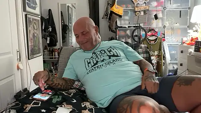 Snapshot of joeytatts66 chatting on 10-28-25, 01:09 joeytatts66 online show from 10-28-25, 01:09