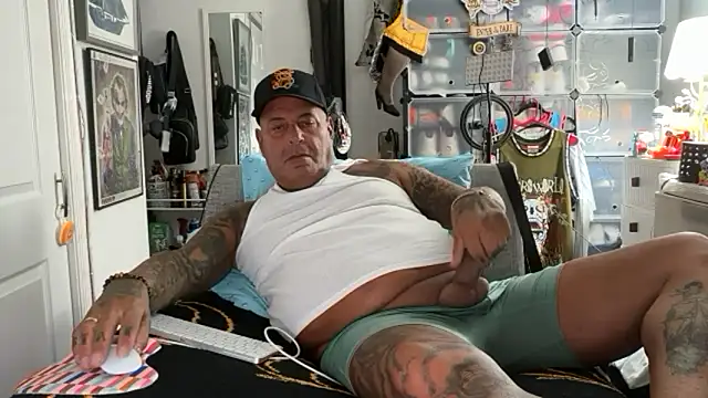 Snapshot of joeytatts66 chatting on 10-31-25, 01:28 joeytatts66 online show from 10-31-25, 01:28