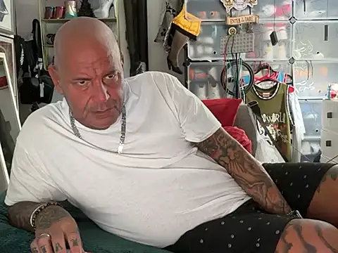 Snapshot of joeytatts66 chatting on 11-14-25, 02:32 joeytatts66 online show from 11-14-25, 02:32