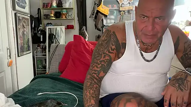 Snapshot of joeytatts66 chatting on 11-15-25, 04:54 joeytatts66 online show from 11-15-25, 04:54