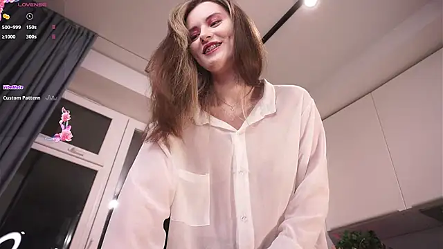 Snapshot of LoraDevon chatting on 10-12-25, 05:01 LoraDevon online show from 10-12-25, 05:01