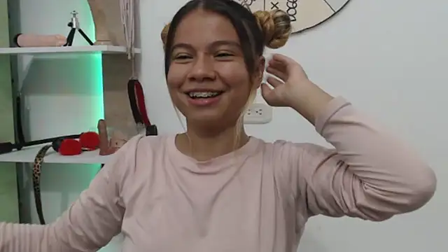 Snapshot of Naomi991 chatting on 09-23-25, 08:34 Naomi991 online show from 09-23-25, 08:34