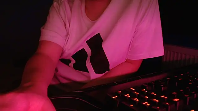 Snapshot of Scotland_100 chatting on 11-21-25, 09:35 Scotland 100 online show from 11-21-25, 09:35