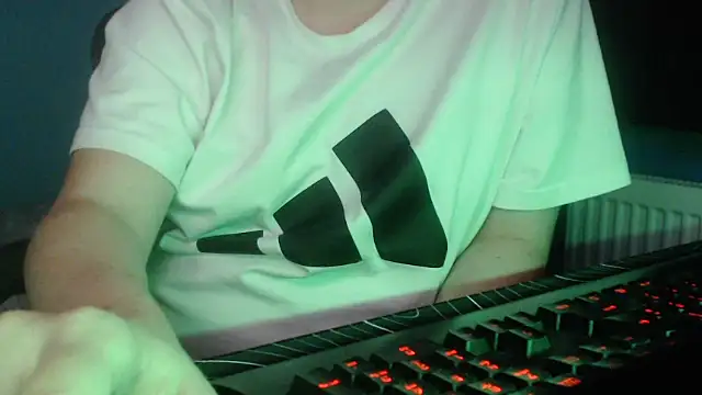 Snapshot of Scotland_100 chatting on 11-24-25, 07:02 Scotland 100 online show from 11-24-25, 07:02