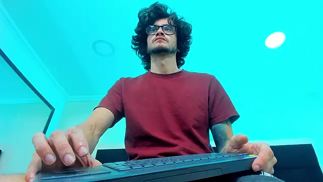 Loggan donnelly online show from 02-02-25, 12:51