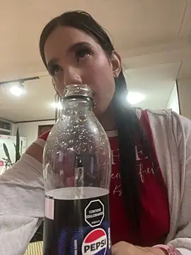 Snapshot of Praga_Pink chatting on 02-18-26, 01:01 Praga Pink online show from 02-18-26, 01:01