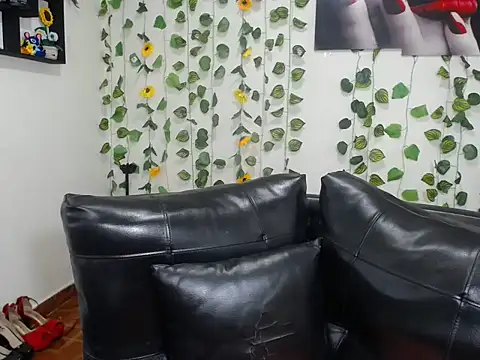 Snapshot of OLIVIAMISSY_02 chatting on 11-21-25, 01:32 OLIVIAMISSY 02 online show from 11-21-25, 01:32