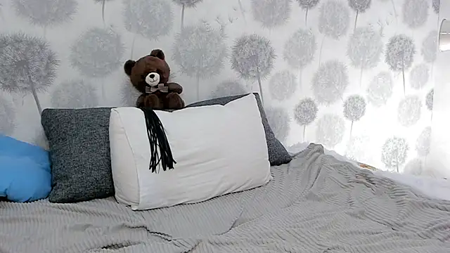 Snapshot of EngelFugler chatting on 01-18-25, 06:43 EngelFugler online show from 01-18-25, 06:43