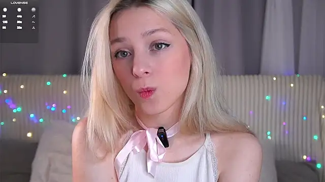 Snapshot of EngelFugler chatting on 12-14-25, 01:11 EngelFugler online show from 12-14-25, 01:11