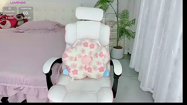 Snapshot of -Wendy__ chatting on 03-04-25, 03:04 -Wendy online show from 03-04-25, 03:04