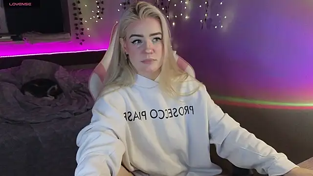 RedVelveten online show from 10-09-25, 08:29