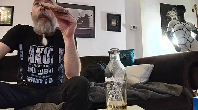 Snapshot of Kingsscepter chatting on 02-06-25, 07:40 Kingsscepter online show from 02-06-25, 07:40