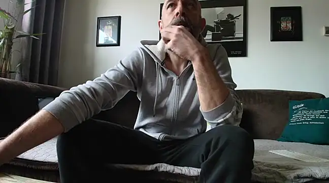 Snapshot of Kingsscepter chatting on 02-22-25, 01:35 Kingsscepter online show from 02-22-25, 01:35