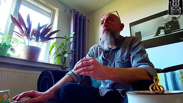 Snapshot of Kingsscepter chatting on 03-09-25, 01:37 Kingsscepter online show from 03-09-25, 01:37