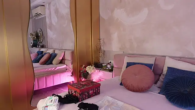 Snapshot of JullyBlair chatting on 11-19-25, 05:51 JullyBlair online show from 11-19-25, 05:51