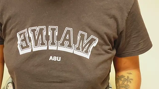 Snapshot of IzzyyBeelmonth chatting on 12-21-24, 07:27 IzzyyBeelmonth online show from 12-21-24, 07:27