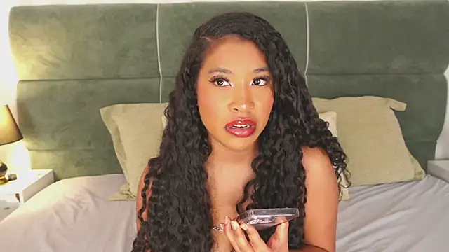 Snapshot of IzzyyBeelmonth chatting on 03-06-25, 11:03 IzzyyBeelmonth online show from 03-06-25, 11:03