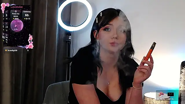 Snapshot of AveryWillow chatting on 02-27-25, 04:21 AveryWillow online show from 02-27-25, 04:21