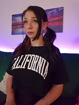 Snapshot of AveryWillow chatting on 09-18-25, 10:56 AveryWillow online show from 09-18-25, 10:56