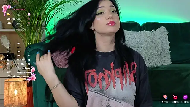 Snapshot of AveryWillow chatting on 09-22-25, 01:02 AveryWillow online show from 09-22-25, 01:02