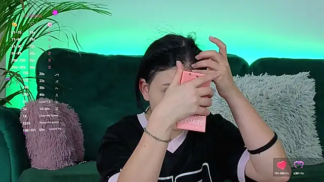 Snapshot of AveryWillow chatting on 10-04-25, 03:15 AveryWillow online show from 10-04-25, 03:15