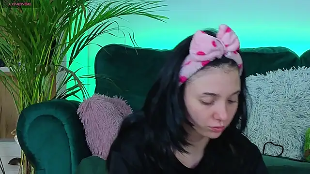 Snapshot of AveryWillow chatting on 10-10-25, 01:37 AveryWillow online show from 10-10-25, 01:37