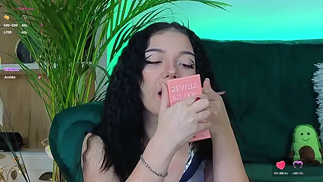 Snapshot of AveryWillow chatting on 10-20-25, 03:07 AveryWillow online show from 10-20-25, 03:07