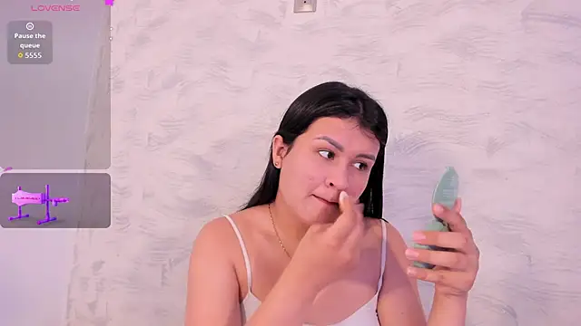 Snapshot of Elalove_ chatting on 10-20-25, 07:03 Elalove online show from 10-20-25, 07:03