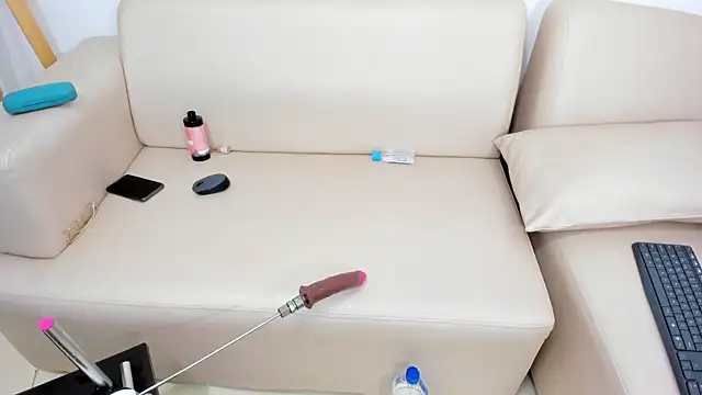 naomiii   online show from 02-01-25, 02:05