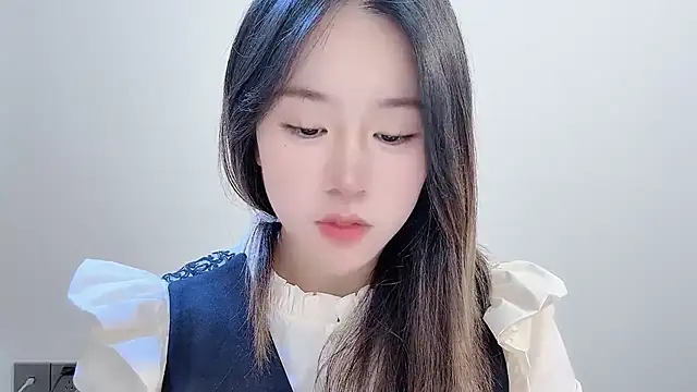 Snapshot of chloe-01 chatting on 11-17-25, 04:07 chloe-01 online show from 11-17-25, 04:07