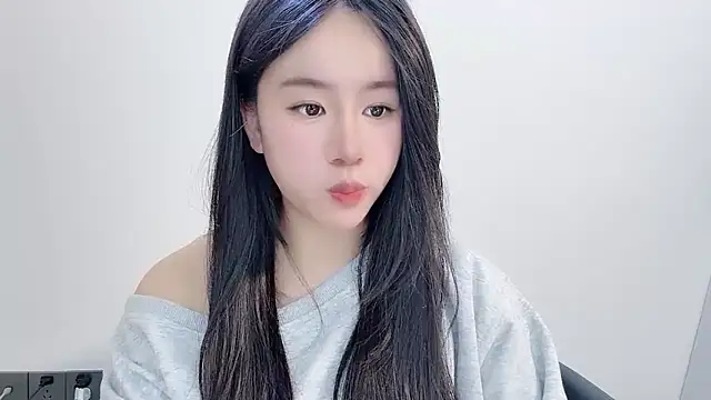 Snapshot of chloe-01 chatting on 12-17-25, 12:33 chloe-01 online show from 12-17-25, 12:33