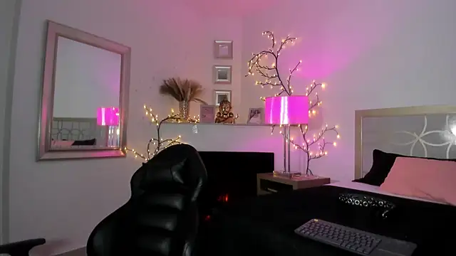 Snapshot of NattashaHotson chatting on 02-12-25, 08:38 NattashaHotson online show from 02-12-25, 08:38