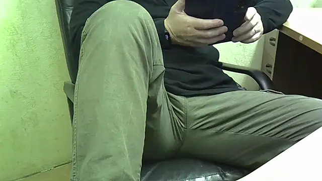 Snapshot of nikdov3 chatting on 11-14-25, 04:33 nikdov3 online show from 11-14-25, 04:33