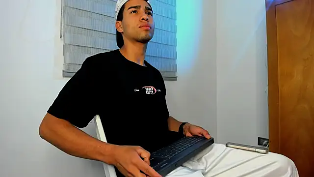 Snapshot of andy_0018 chatting on 01-11-25, 08:00 andy 0018 online show from 01-11-25, 08:00