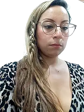 Snapshot of Katalina_S3xy chatting on 01-28-25, 03:35 Katalina S3xy online show from 01-28-25, 03:35