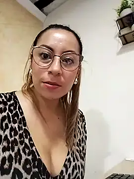Snapshot of Katalina_S3xy chatting on 02-20-25, 05:18 Katalina S3xy online show from 02-20-25, 05:18