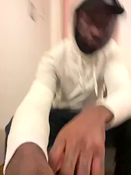 Snapshot of MacTroy chatting on 10-27-25, 10:47 MacTroy online show from 10-27-25, 10:47