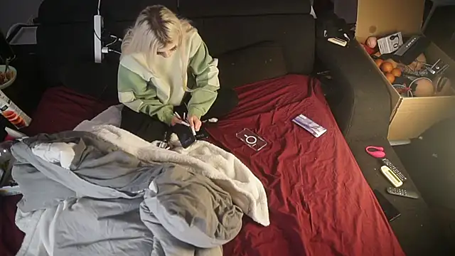 Snapshot of MacTroy chatting on 11-24-25, 08:41 MacTroy online show from 11-24-25, 08:41