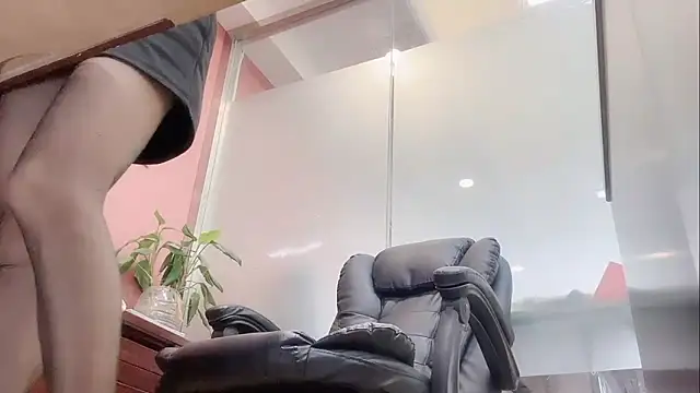 Snapshot of QianF-666 chatting on 12-20-25, 02:51 QianF-666 online show from 12-20-25, 02:51