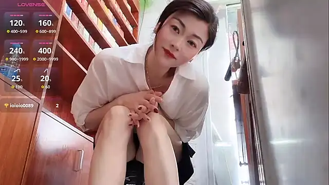 Snapshot of QianF-666 chatting on 06-25-26, 01:49 QianF-666 online show from 06-25-26, 01:49