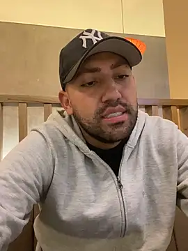 Snapshot of JuanZapata33 chatting on 12-17-25, 11:00 JuanZapata33 online show from 12-17-25, 11:00