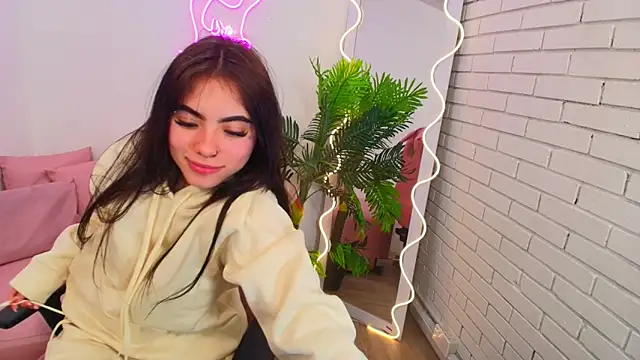 Snapshot of Roxanne_tay chatting on 12-12-24, 07:37 Roxanne tay online show from 12-12-24, 07:37