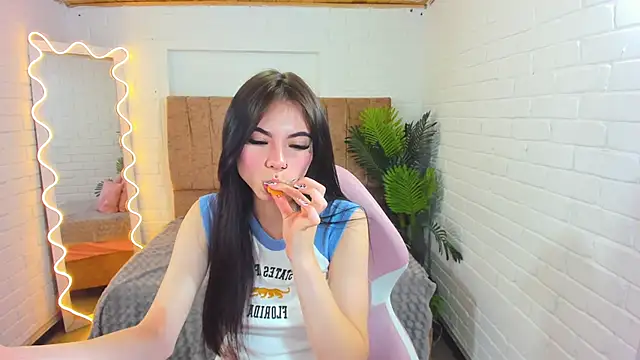 Snapshot of Roxanne_tay chatting on 12-24-24, 09:00 Roxanne tay online show from 12-24-24, 09:00