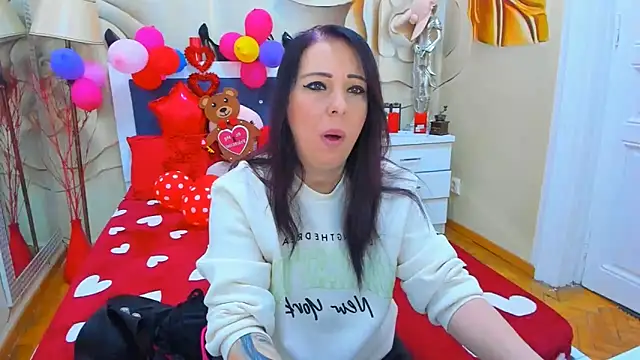 Snapshot of LauraSin chatting on 02-15-25, 04:14 LauraSin online show from 02-15-25, 04:14