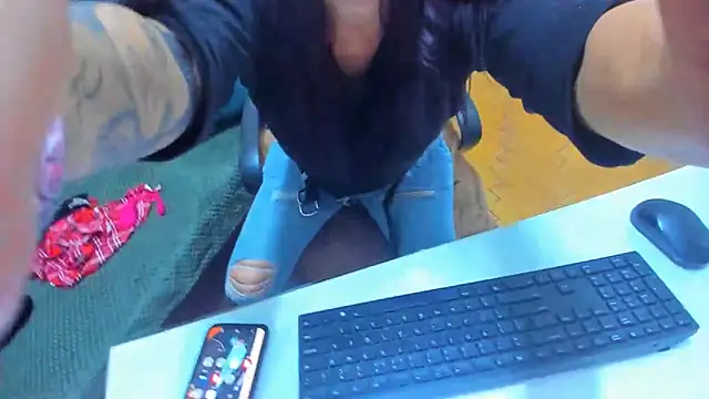 Snapshot of LauraSin chatting on 09-15-25, 03:28 LauraSin online show from 09-15-25, 03:28