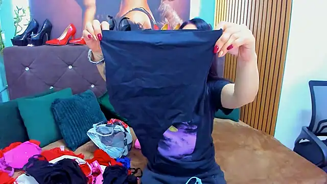 Snapshot of LauraSin chatting on 10-05-25, 03:38 LauraSin online show from 10-05-25, 03:38