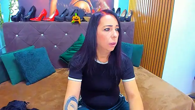 Snapshot of LauraSin chatting on 10-22-25, 03:29 LauraSin online show from 10-22-25, 03:29