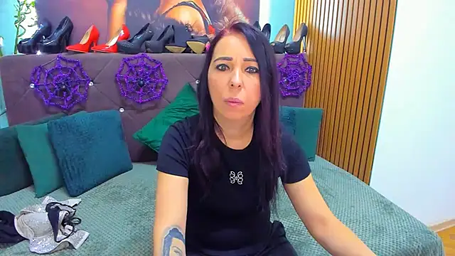 Snapshot of LauraSin chatting on 10-31-25, 04:35 LauraSin online show from 10-31-25, 04:35