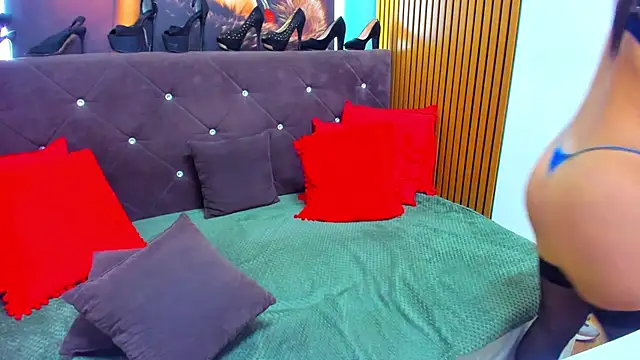 Snapshot of LauraSin chatting on 04-21-26, 01:42 LauraSin online show from 04-21-26, 01:42